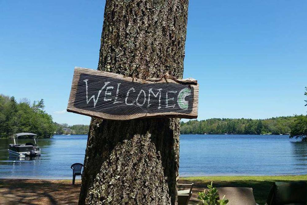 Wallis Cove Cabins - Welcome Sign